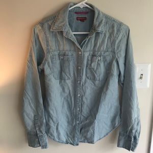 *FEATURED ITEM* 🍂 Chambray Button Up Shirt